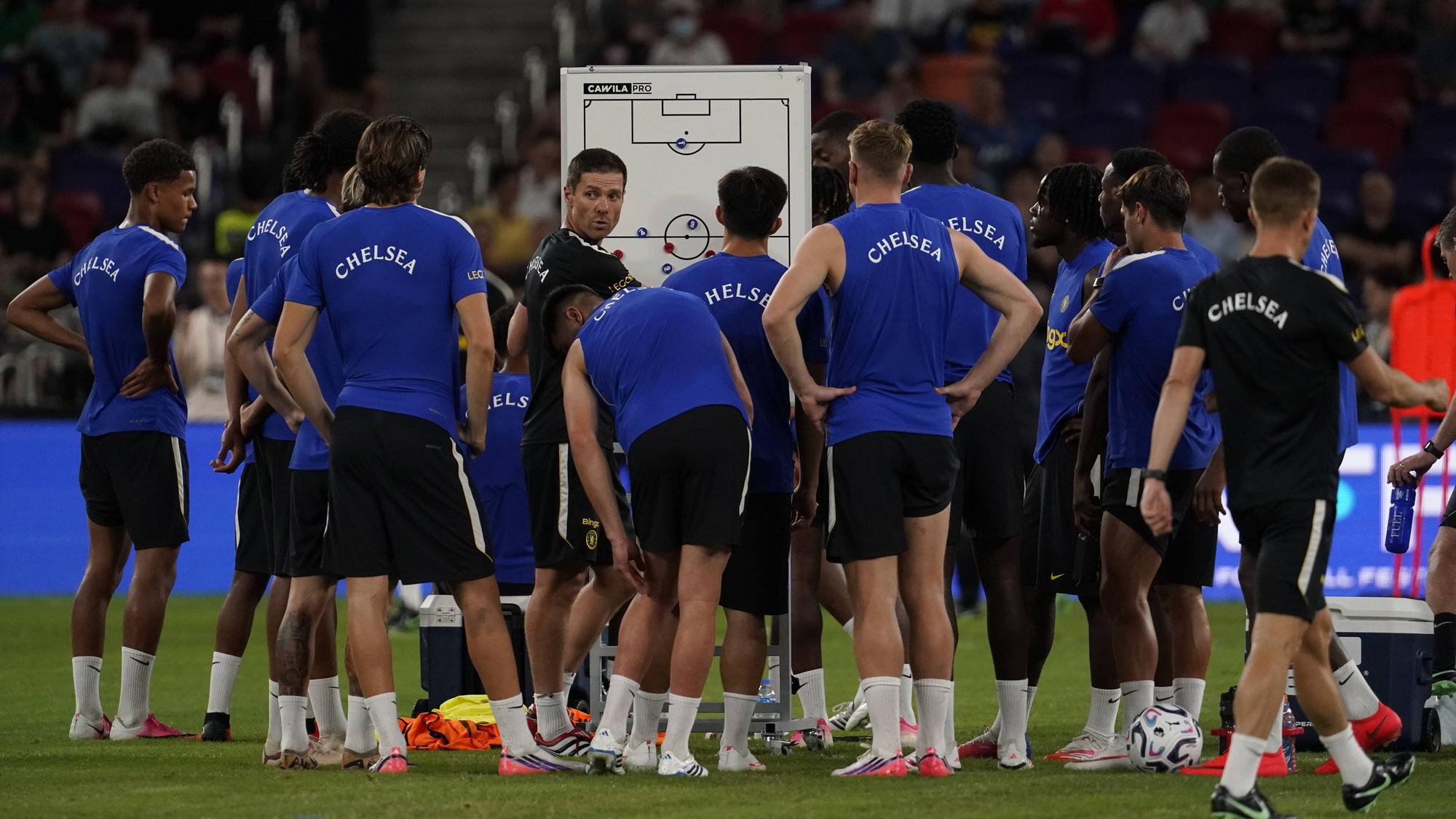 Chelsea-Coach Xabi Alonso gibt seinen Spielern taktische Anweisung am Whiteboard.