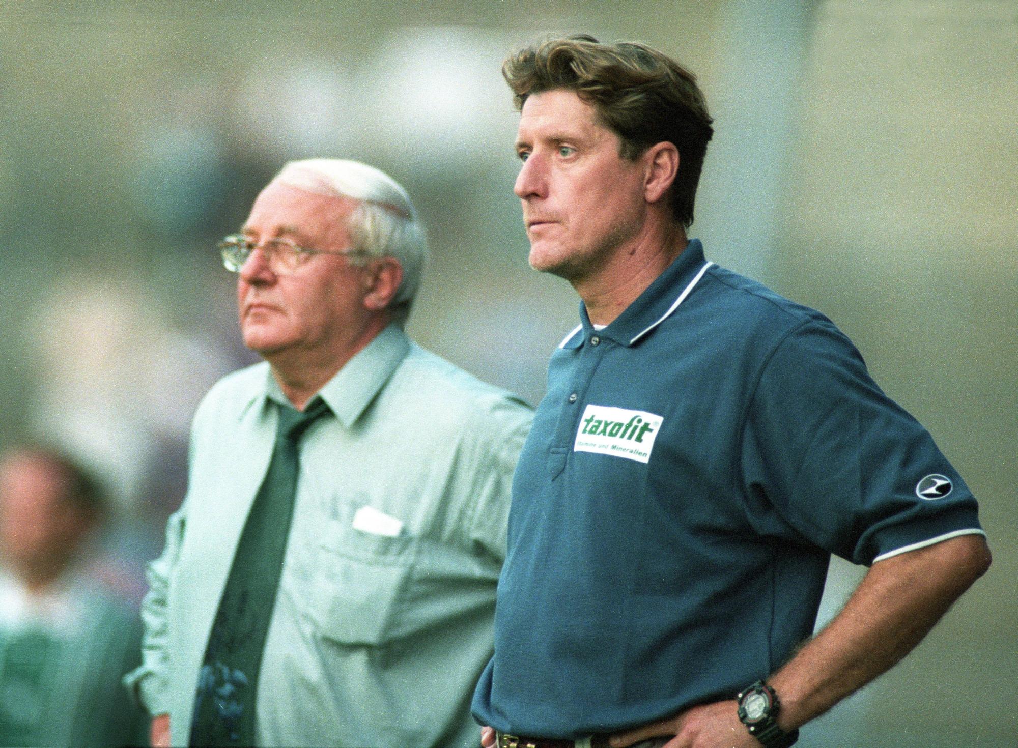 Jean Löring und Toni Schumacher an der Seitenlinie.