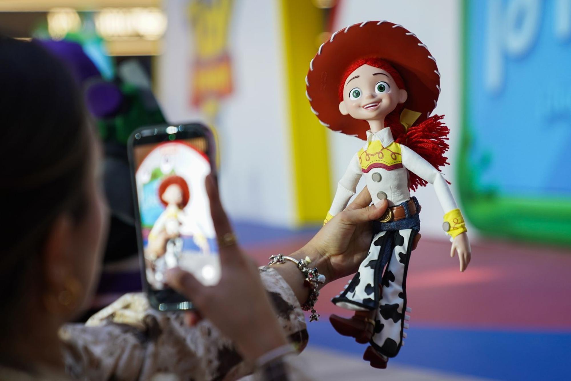 Fan mit Jessie-Figur bei einer „Toy Story 5“-Premierein Mexiko: Die wichtigste Zielgruppe bleiben Kinder. (Bild: 2026 Getty Images/Toya Sarno Jordan)