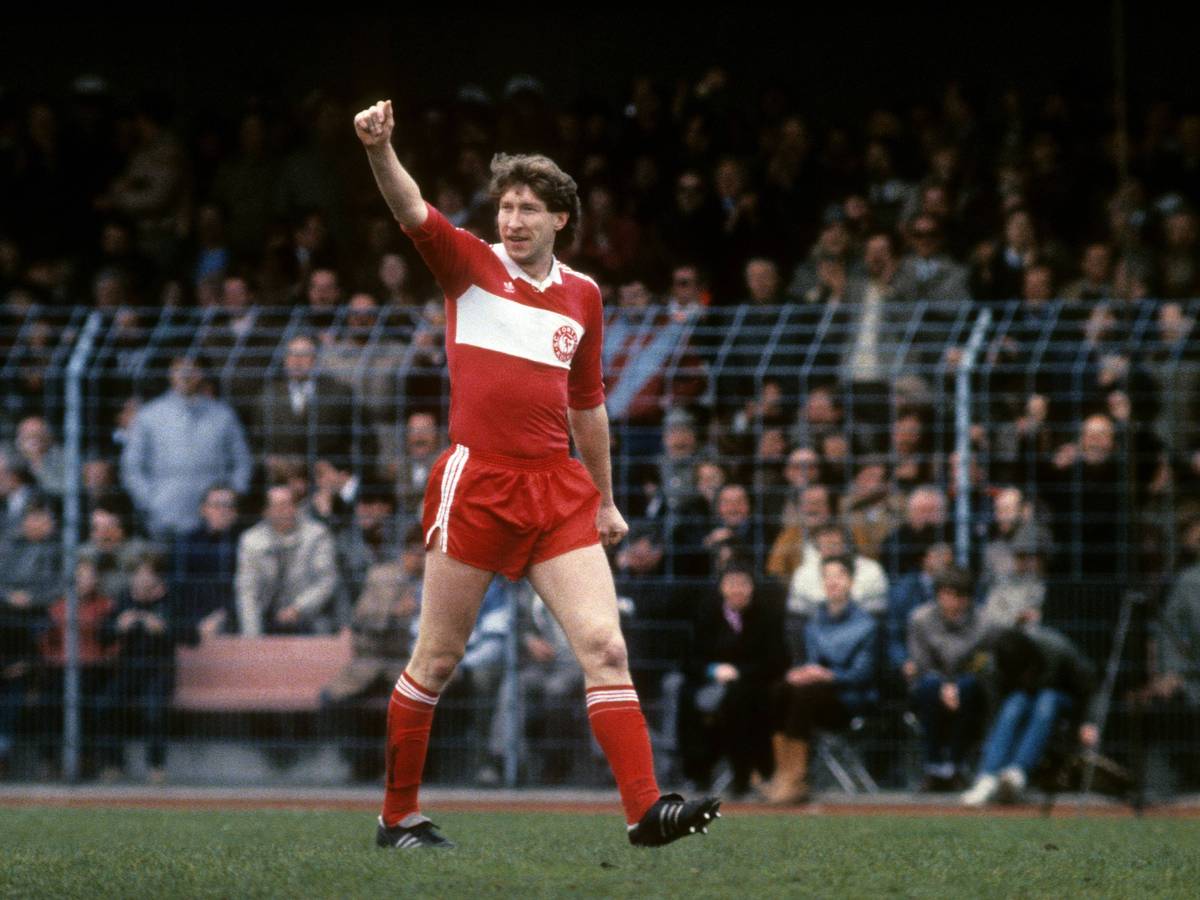 Dieter Schatzschneider jubelt im Pokal-Halbfinale.