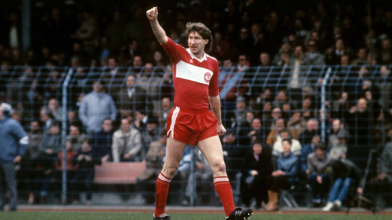Dieter Schatzschneider jubelt im Pokal-Halbfinale.