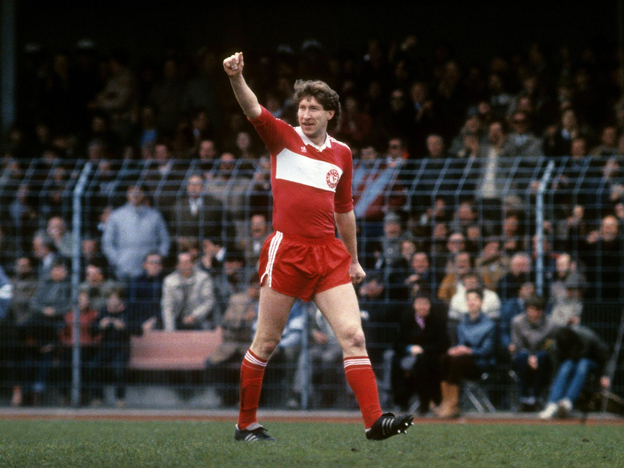 Dieter Schatzschneider jubelt im Pokal-Halbfinale.