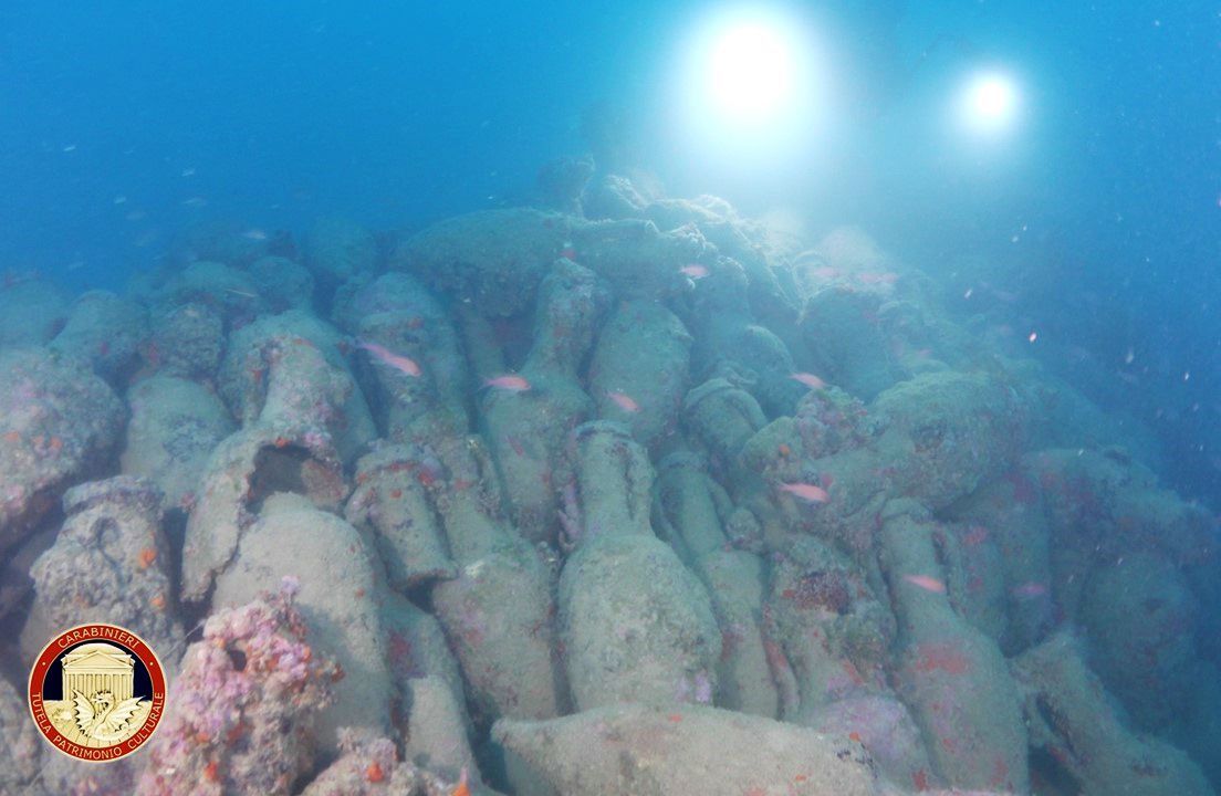 Vor der Küste Siziliens haben Taucher ein mehr als 2000 Jahre altes römisches Schiffswrack mit Hunderten antiken Amphoren entdeckt.