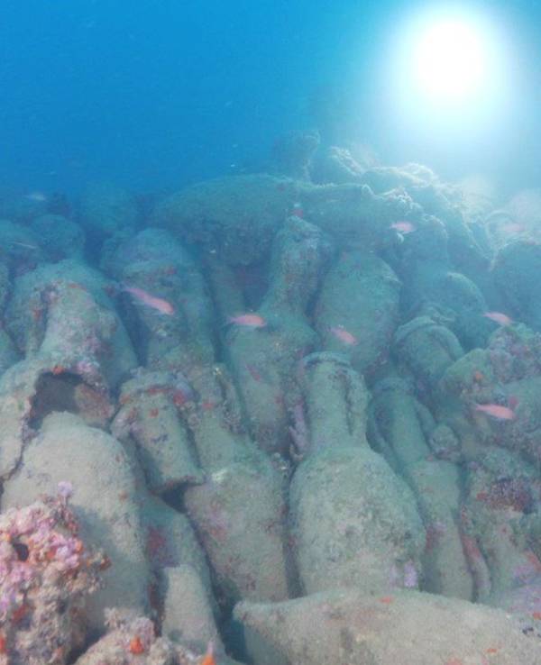 Vor der Küste Siziliens haben Taucher ein mehr als 2000 Jahre altes römisches Schiffswrack mit Hunderten antiken Amphoren entdeckt.