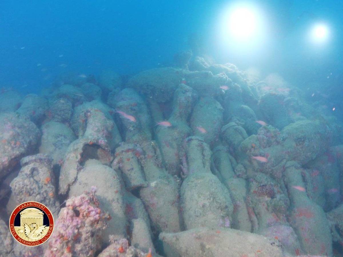 Vor der Küste Siziliens haben Taucher ein mehr als 2000 Jahre altes römisches Schiffswrack mit Hunderten antiken Amphoren entdeckt.