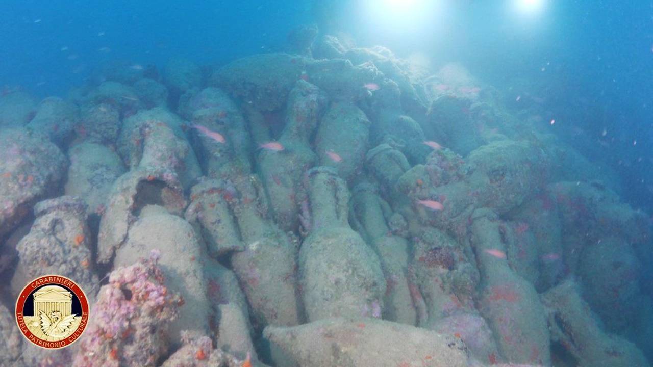 Vor der Küste Siziliens haben Taucher ein mehr als 2000 Jahre altes römisches Schiffswrack mit Hunderten antiken Amphoren entdeckt.