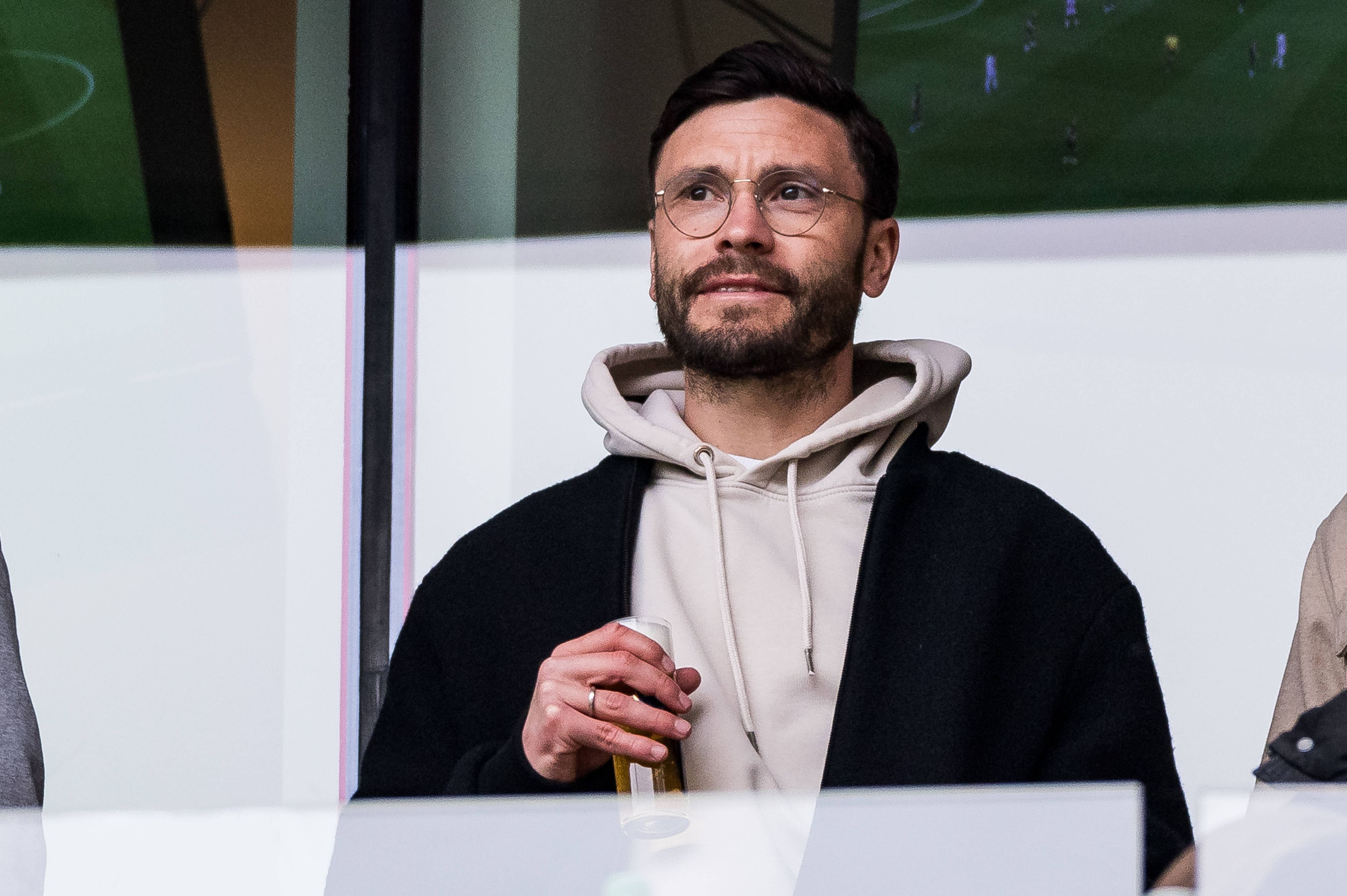 Jonas Hector mit Kölsch in der Hand als Zuschauer beim FC.