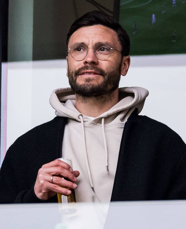 Jonas Hector mit Kölsch in der Hand als Zuschauer beim FC.