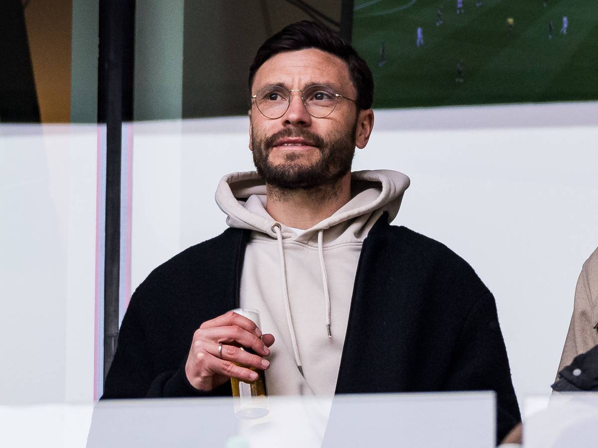 Jonas Hector mit Kölsch in der Hand als Zuschauer beim FC.