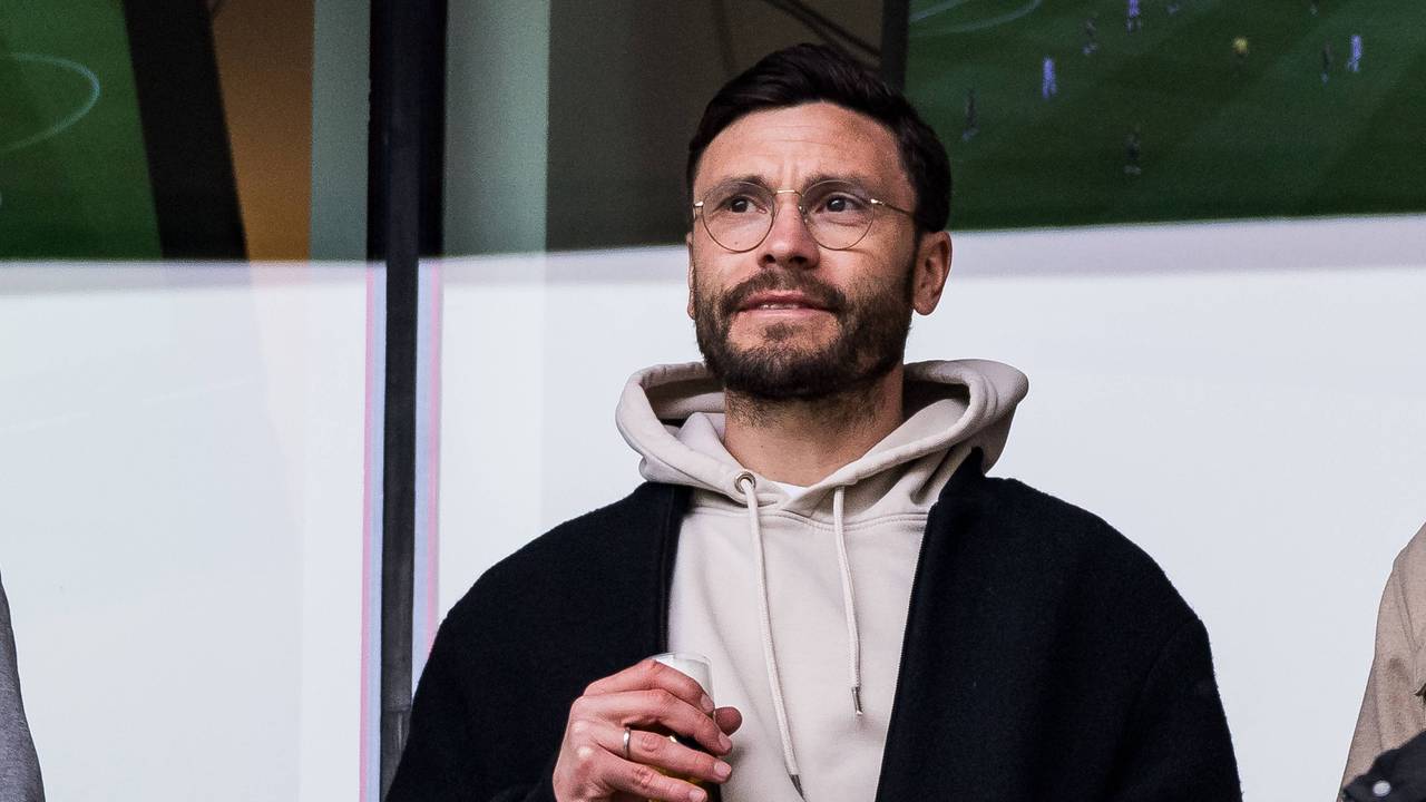Jonas Hector mit Kölsch in der Hand als Zuschauer beim FC.