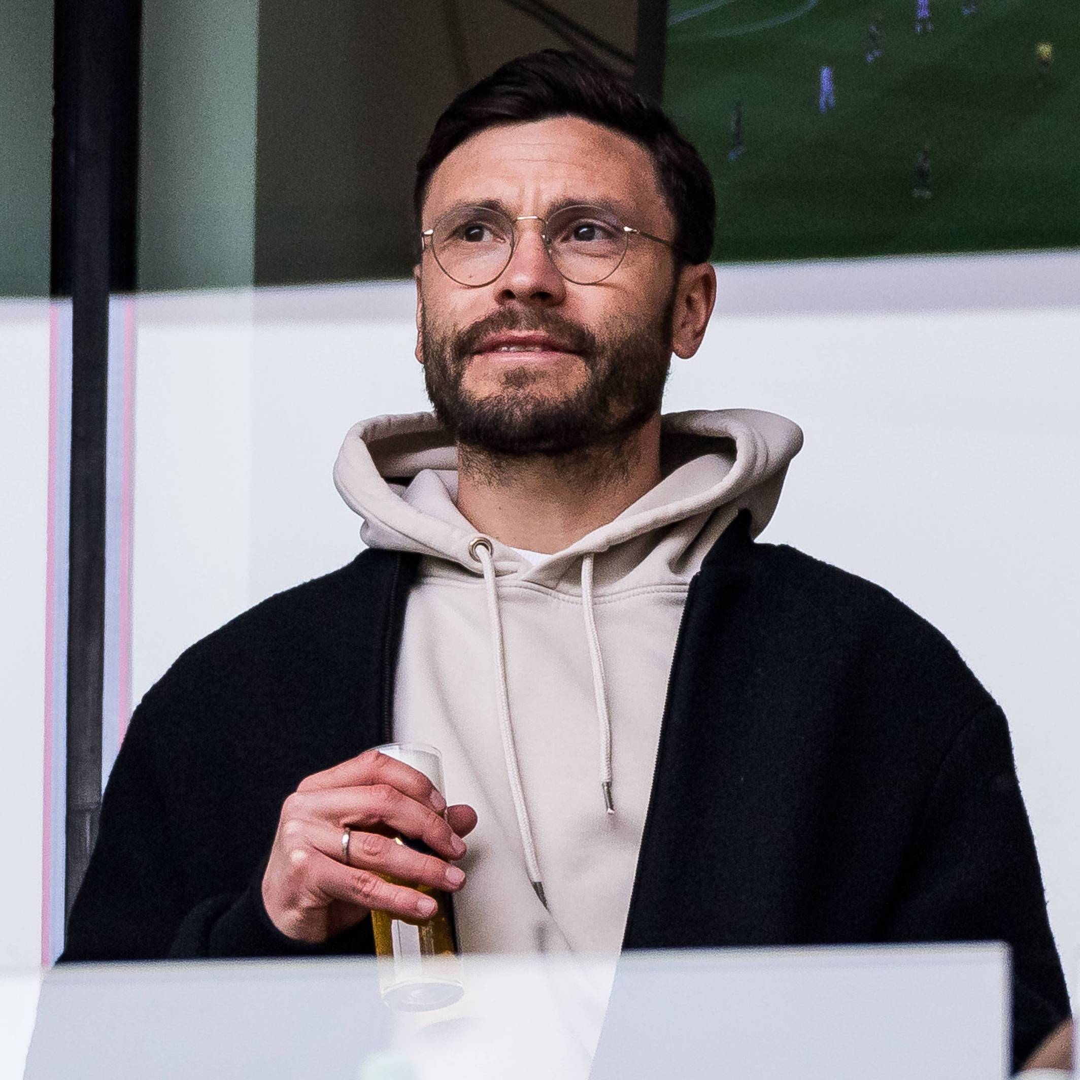 Jonas Hector verfolgt ein Spiel des 1. FC Köln im Stadion.