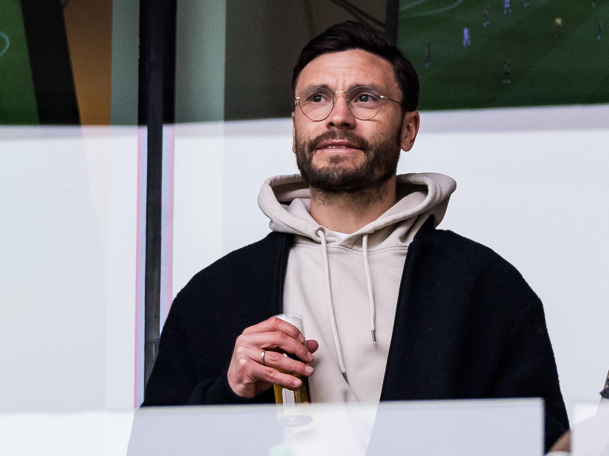 Jonas Hector verfolgt ein Spiel des 1. FC Köln im Stadion.