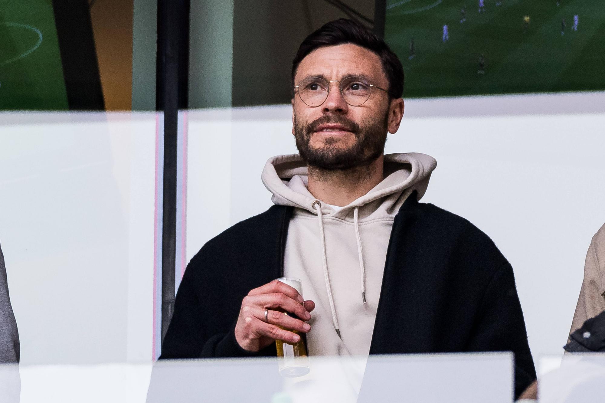 Jonas Hector mit Kölsch in der Hand als Zuschauer beim FC.