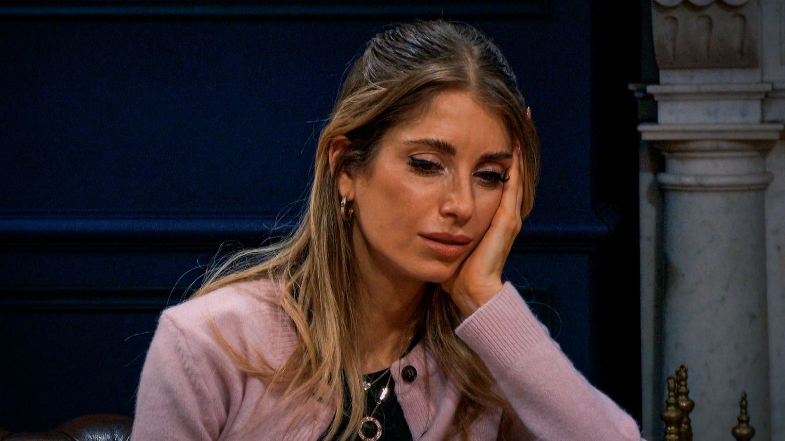 Cathy findet in der Waffenkammer nicht den Dolch. Das bringt das Fass der Tränen zum Überlaufen. „Ich weiß grad nicht, wohin mit mir. Das hat mich überfordert“, greint sie. (Bild: RTL)