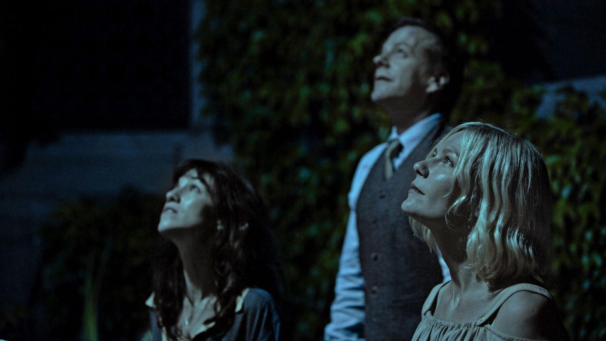 Claire (Charlotte Gainsbourg, links), ihr Mann John (Kiefer Sutherland) und ihre Schwester Justine (Kirsten Dunst) sehen dem Ende entgegen. Es nähert sich in Form eines Planeten. (Bild: ARTE France / Christian Geisnaes)