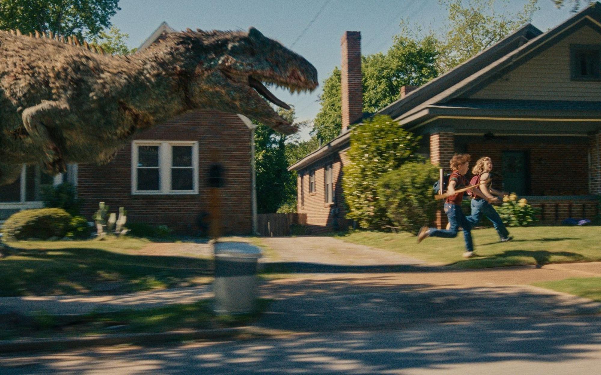 Im Vorstadtidyll treiben sich plötzlich Dinosaurier herum. (Bild: Warner Bros. Pictures)