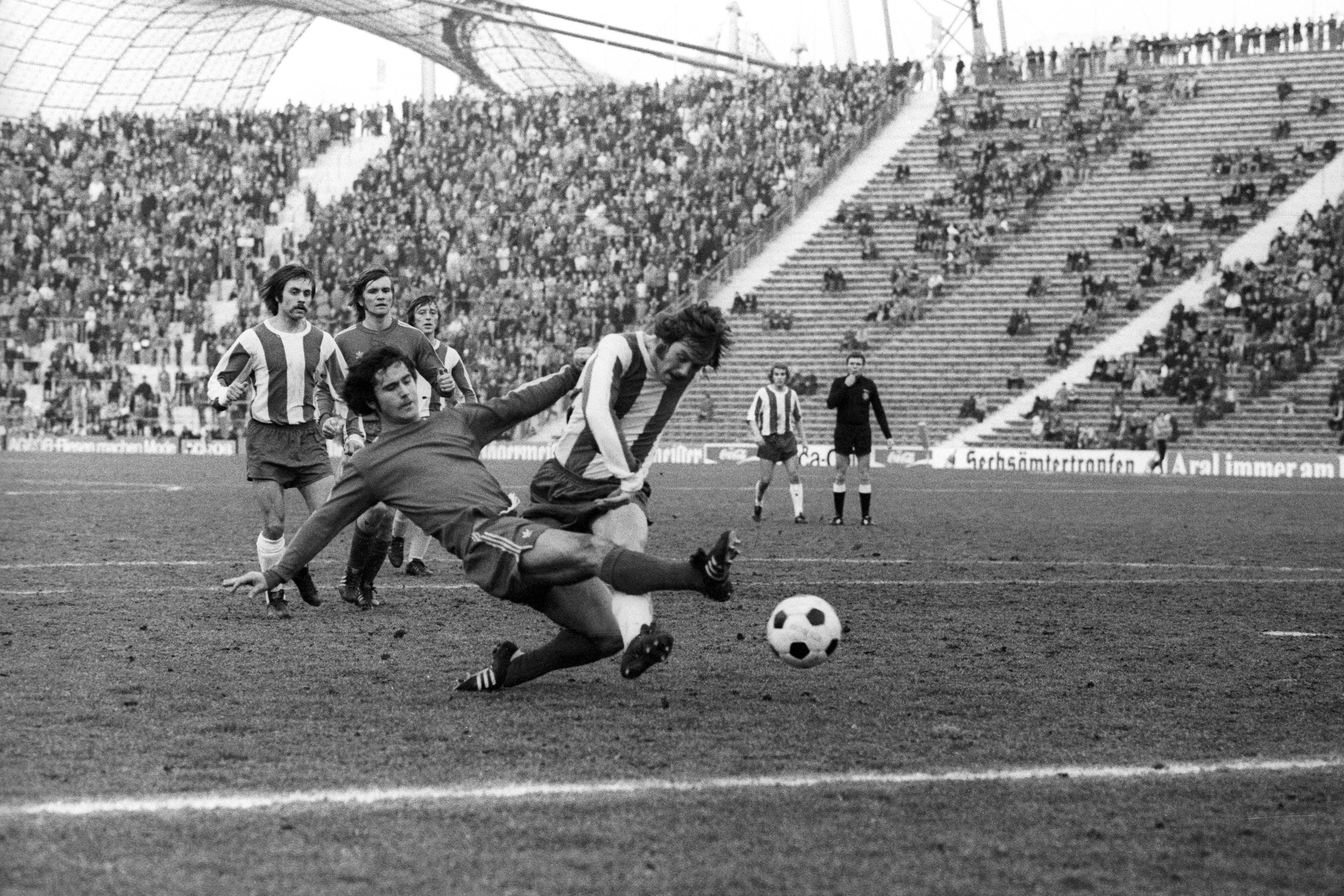 Peter Boers versucht, Bayern-Stürmer Gerd Müller am Torschuss zu hindern.
