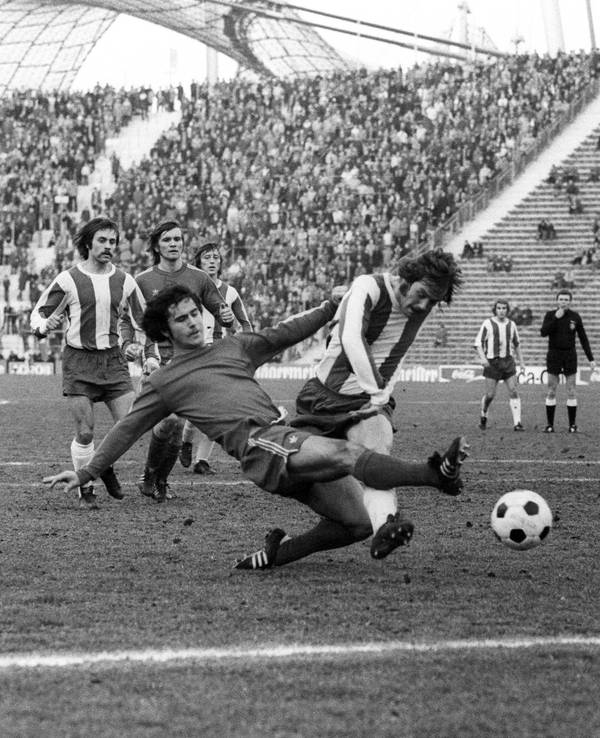 Peter Boers versucht, Bayern-Stürmer Gerd Müller am Torschuss zu hindern.
