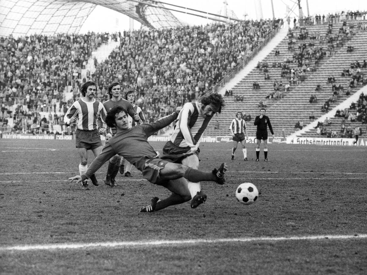 Peter Boers versucht, Bayern-Stürmer Gerd Müller am Torschuss zu hindern.
