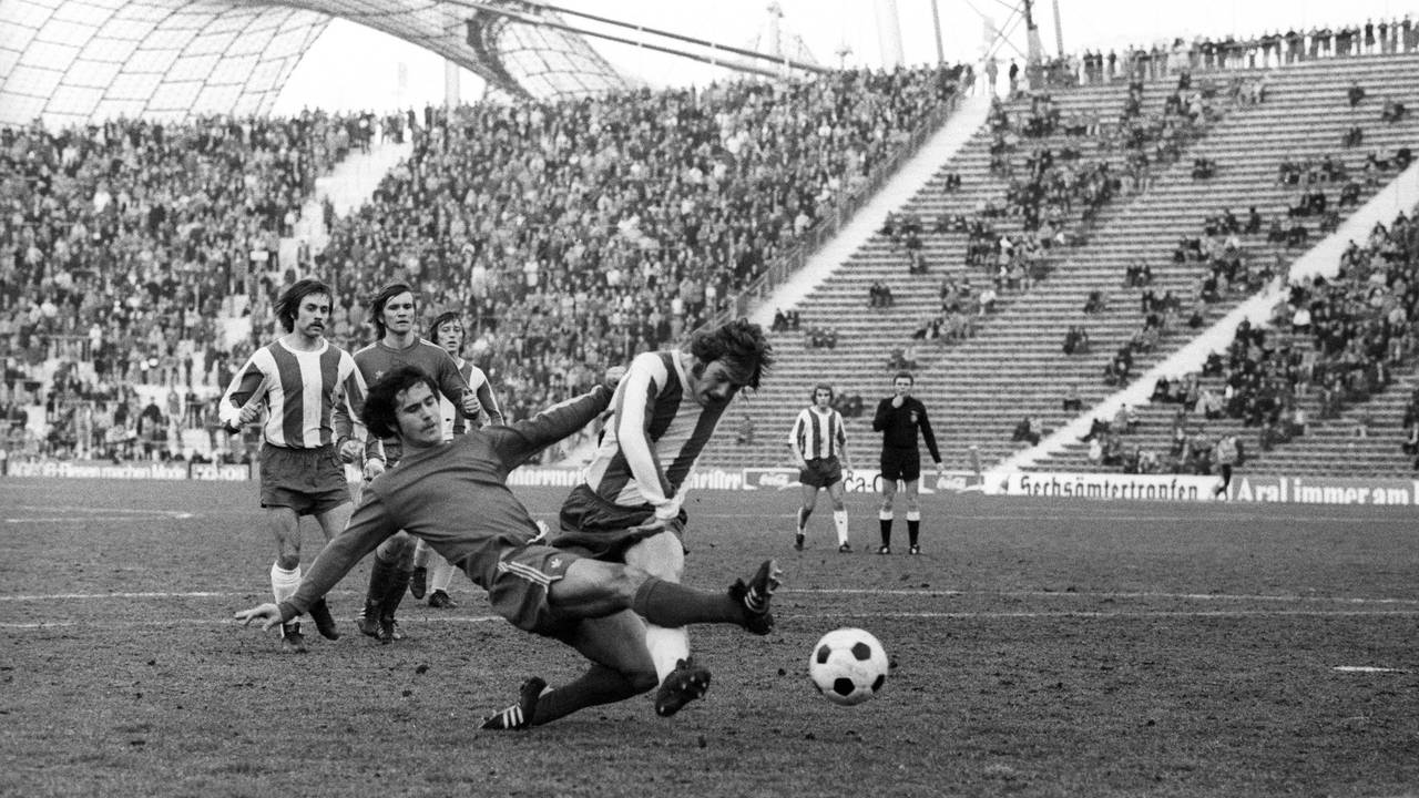 Peter Boers versucht, Bayern-Stürmer Gerd Müller am Torschuss zu hindern.