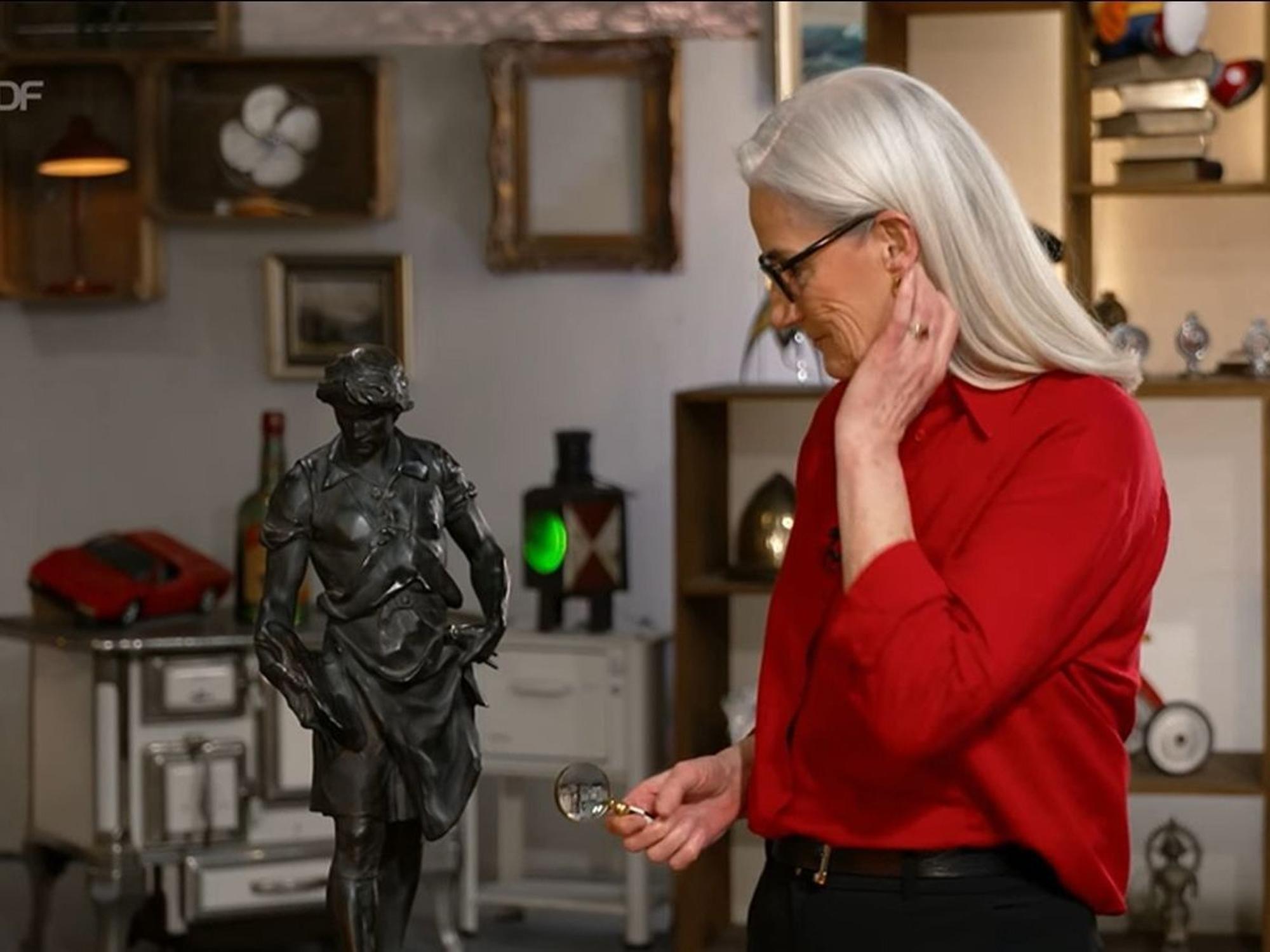 Zum Abschluss machte Friederike Werner Bekanntschaft mit einem jungen Herrn aus Bronze. Die Figur war vom französischen Bildhauer Picault in der zweiten Hälfte des 19. Jahrhunderts entworfen worden und brachte es laut Expertise auf einen heutigen Wert von 600 bis 700 Euro. (Bild: ZDF)