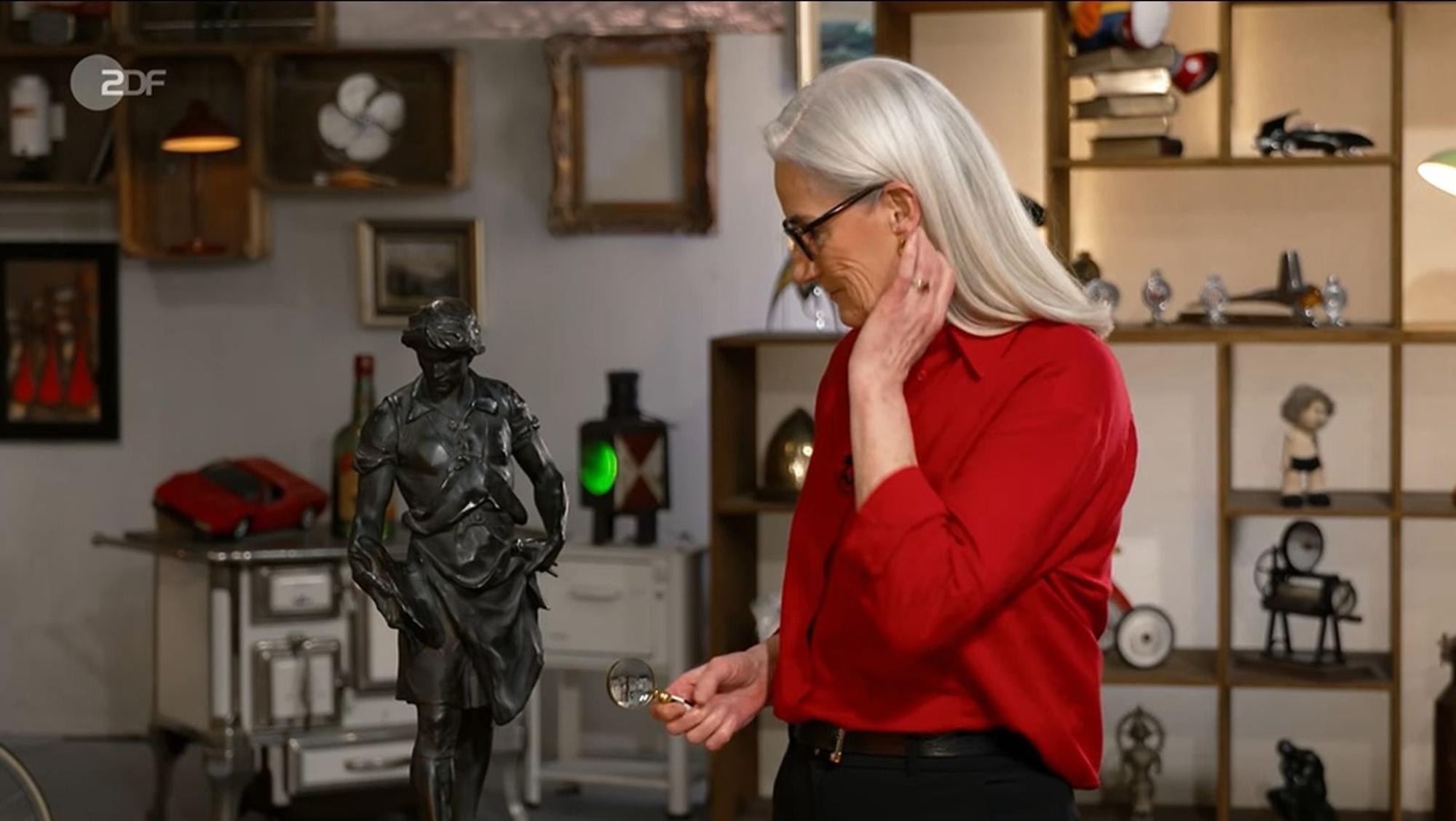 Zum Abschluss machte Friederike Werner Bekanntschaft mit einem jungen Herrn aus Bronze. Die Figur war vom französischen Bildhauer Picault in der zweiten Hälfte des 19. Jahrhunderts entworfen worden und brachte es laut Expertise auf einen heutigen Wert von 600 bis 700 Euro. (Bild: ZDF)