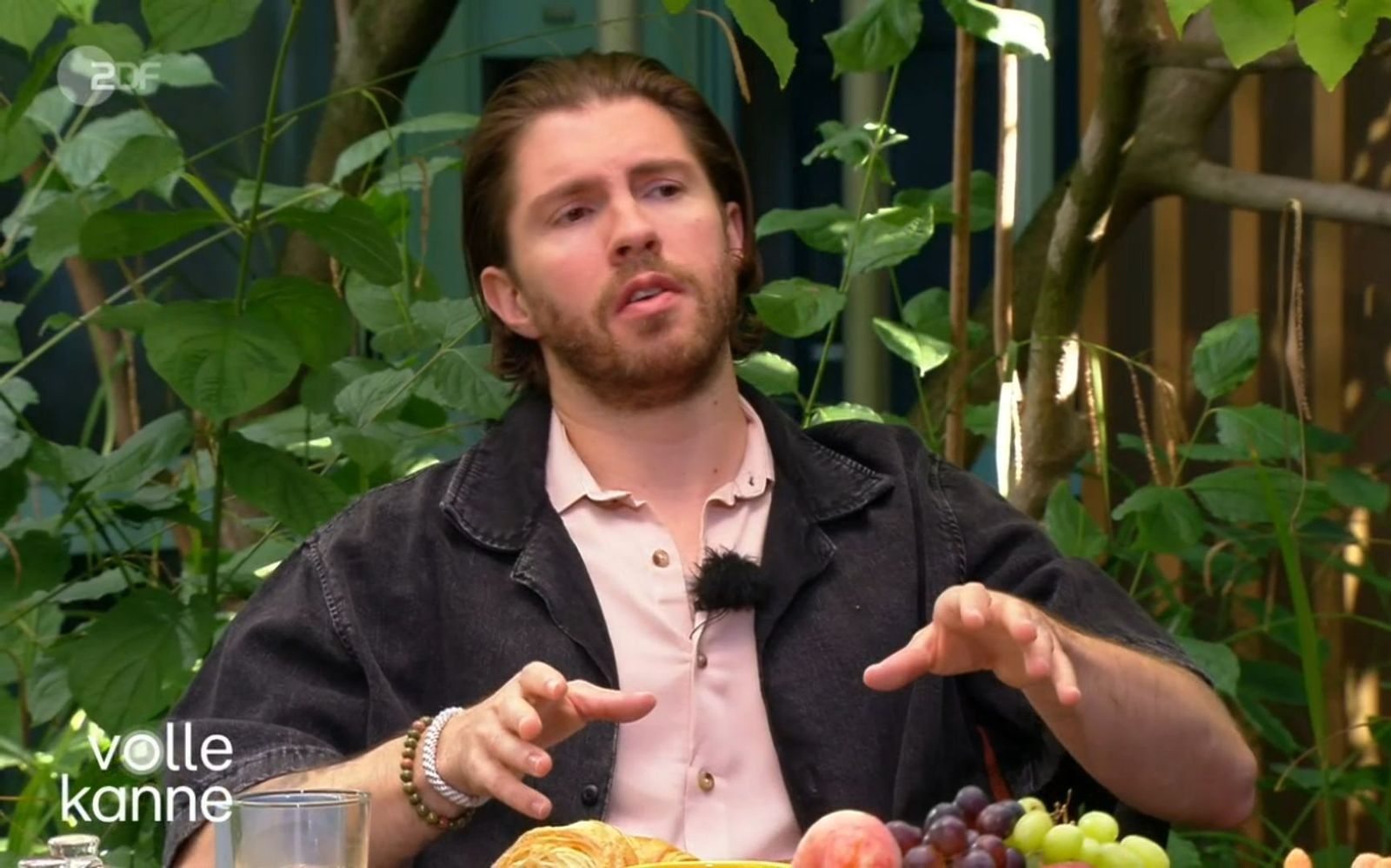 Sänger Joey Heindle hat im ZDF-Magazin „Volle Kanne“ über seine Ausbildung zum Sanitäter gesprochen. (Bild: ZDF)