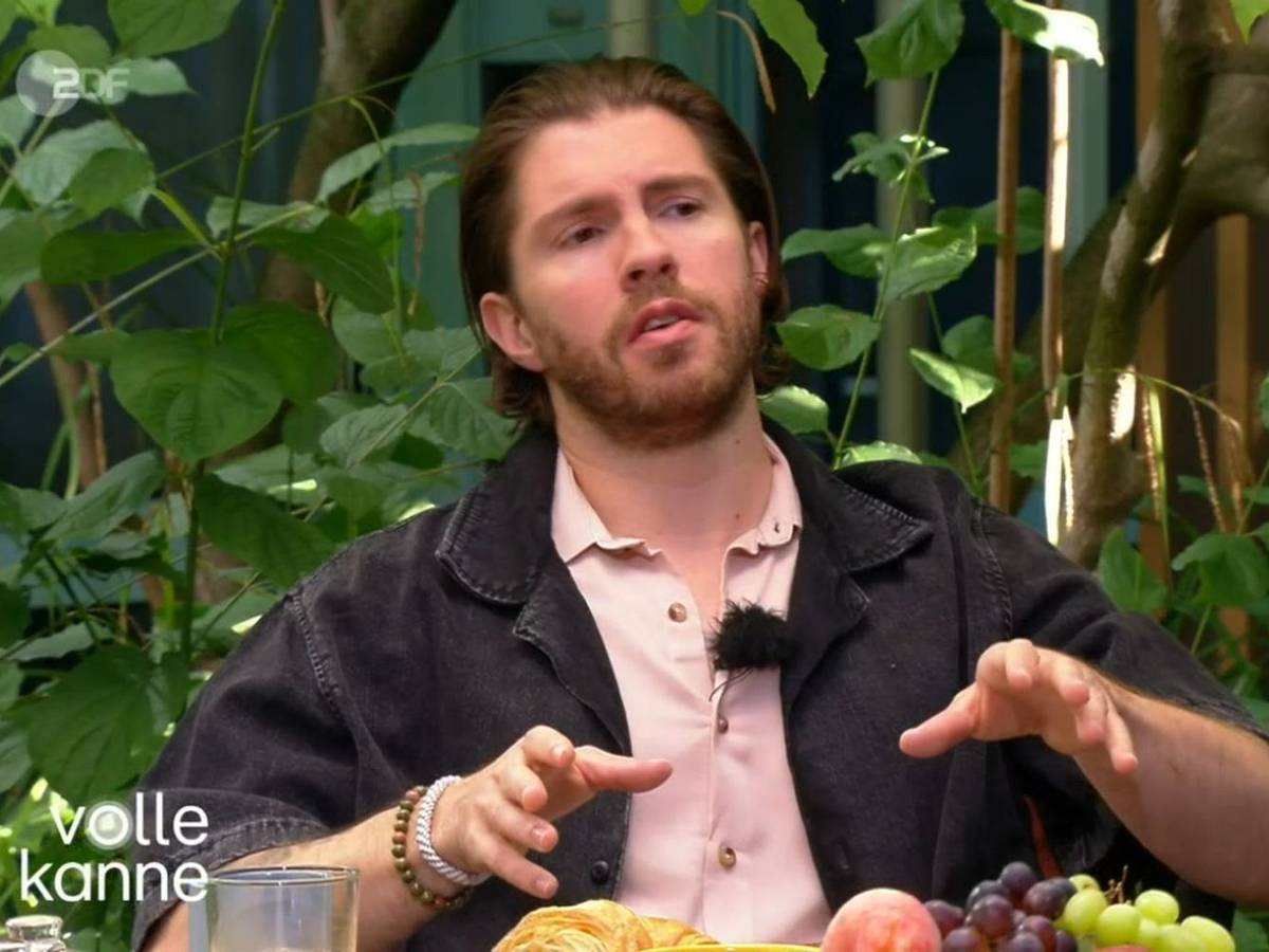 Sänger Joey Heindle hat im ZDF-Magazin „Volle Kanne“ über seine Ausbildung zum Sanitäter gesprochen. (Bild: ZDF)