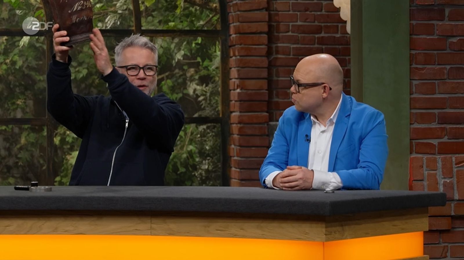 Beate und Elke hatten im Händlerraum nicht mit einem Bieteransturm gerechnet. Doch der lederne Zeitzeuge entfachte durchaus Interesse: Jan Čížek konnte ihn sich etwa bestens als Behälter für Schuhputzzeug vorstellen. (Bild: ZDF)
