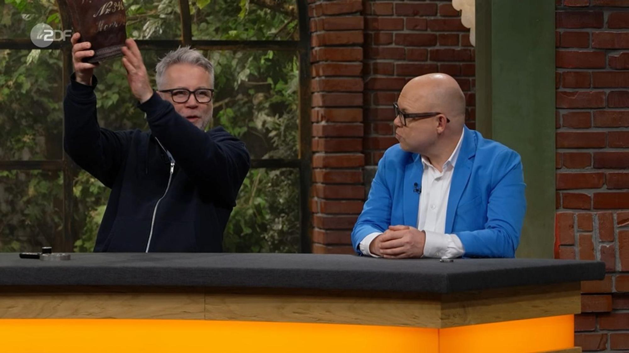 Beate und Elke hatten im Händlerraum nicht mit einem Bieteransturm gerechnet. Doch der lederne Zeitzeuge entfachte durchaus Interesse: Jan Čížek konnte ihn sich etwa bestens als Behälter für Schuhputzzeug vorstellen. (Bild: ZDF)