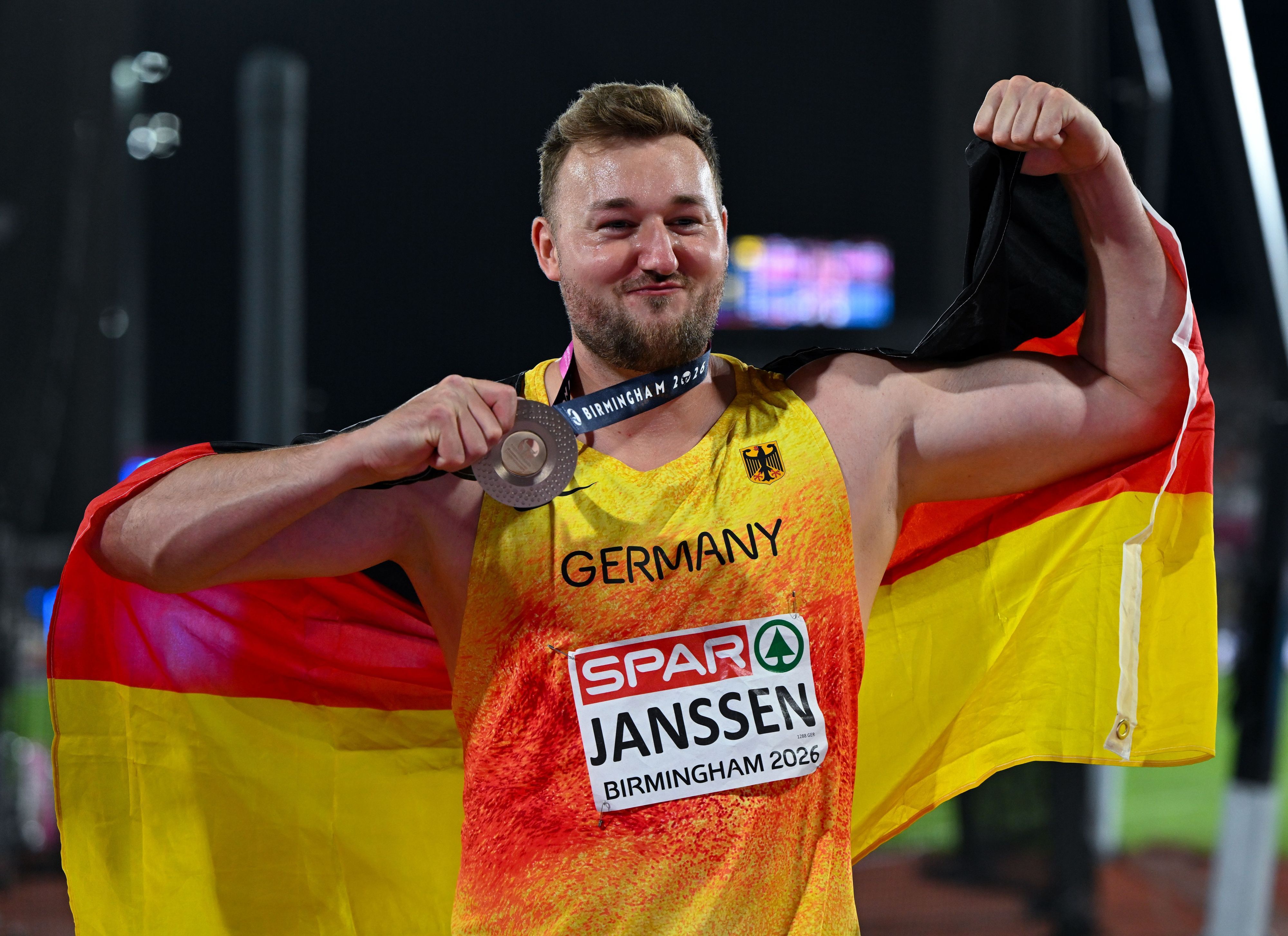Henrik Janssen jubelt mit Flagge und Medaille.