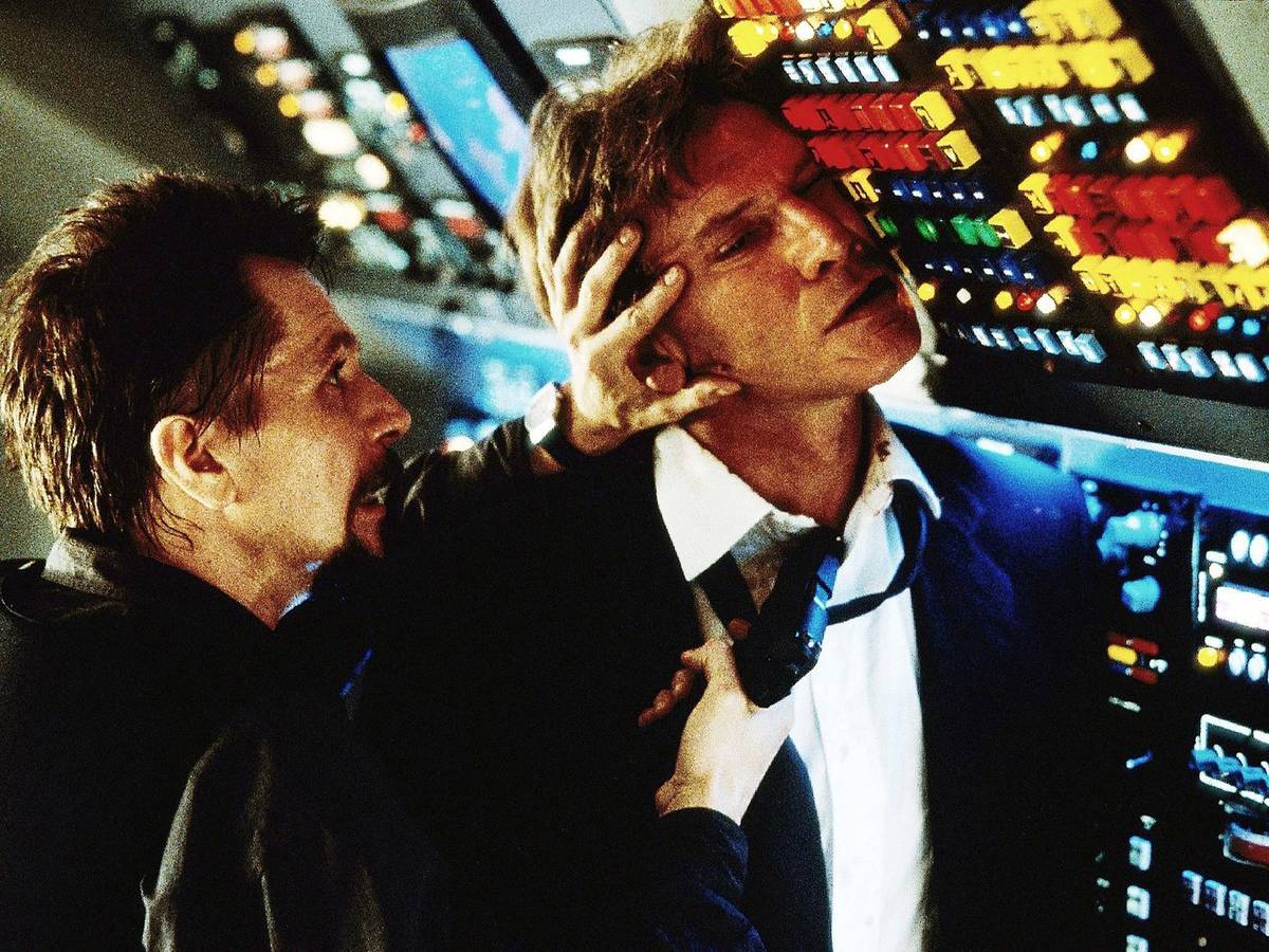 Der russische Terrorist Ivan Korshunov (Gary Oldman, links) bedroht US-Präsident Marshall (Harrison Ford). (Bild: RTL / ABC Studios)