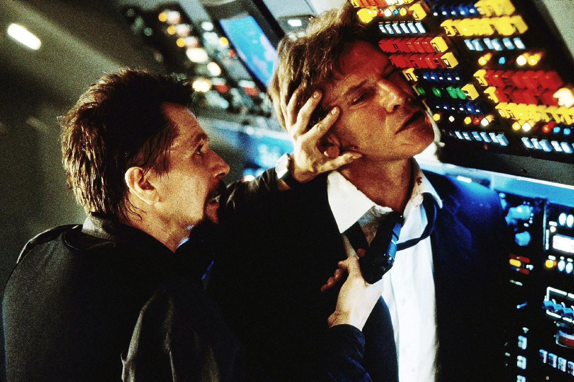Der russische Terrorist Ivan Korshunov (Gary Oldman, links) bedroht US-Präsident Marshall (Harrison Ford). (Bild: RTL / ABC Studios)