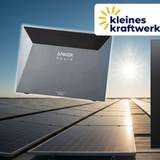Kleines Kraftwerk Balkonkraftwerk-Set mit Anker SOLIX Solarbank 4 Pro Speicher und Solarmodulen vor Solardach-Hintergrund, mit Logo
