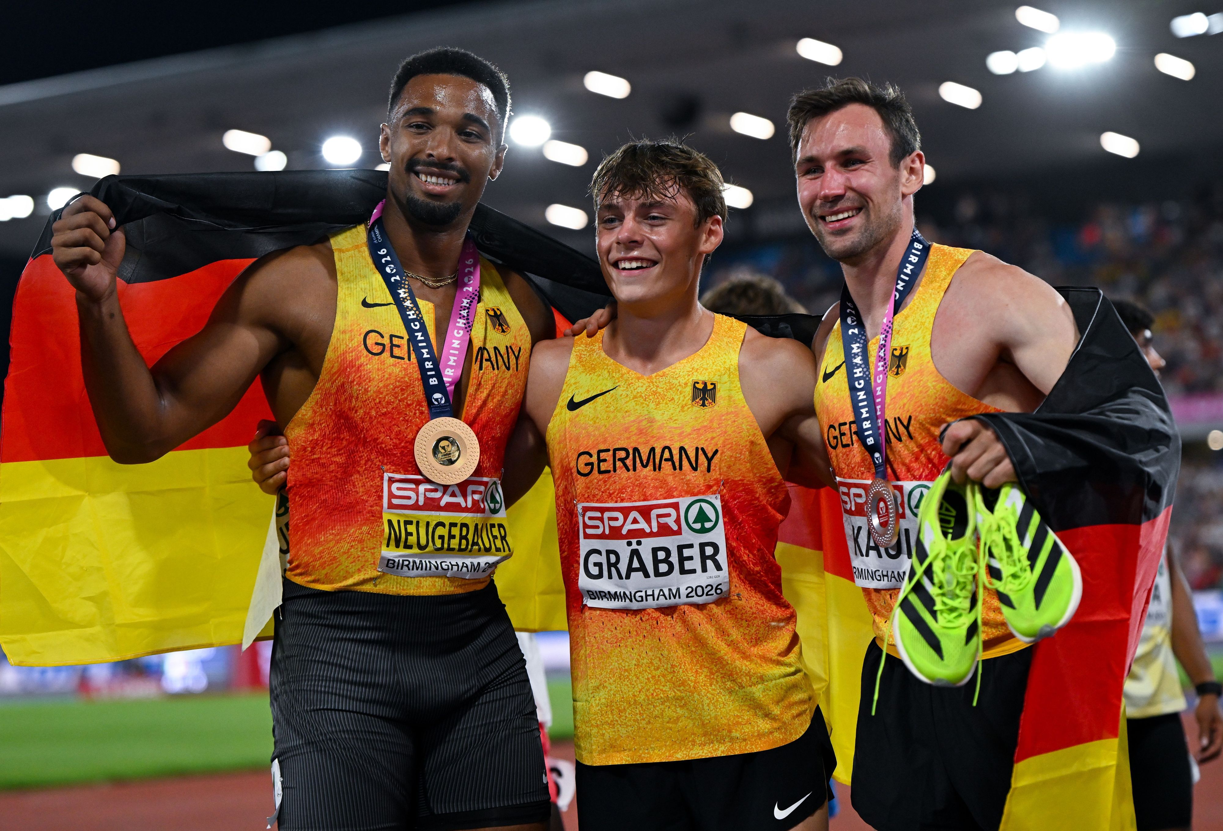 Leo Neugebauer (l-r, Deutschland, Gold), Amadeus Gräber (Deutschland) und Niklas Kaul (Deutschland, Silber) stehen nach dem Wettkampf zusammen.
