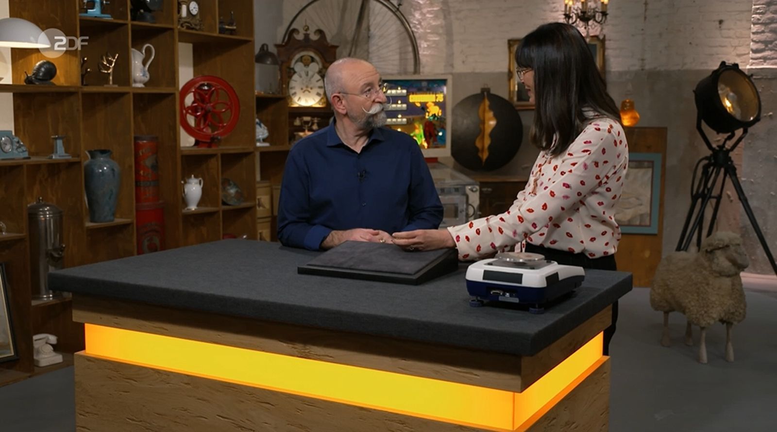 Auch beim nächsten Objekt war Rätselraten angesagt: „Eine Computerplatine“, mutmaßte Horst Lichter. „Spitze - genau das hab ich auch gedacht!“, stimmte ihm Heide Rezepa-Zabel zu. (Bild: ZDF)