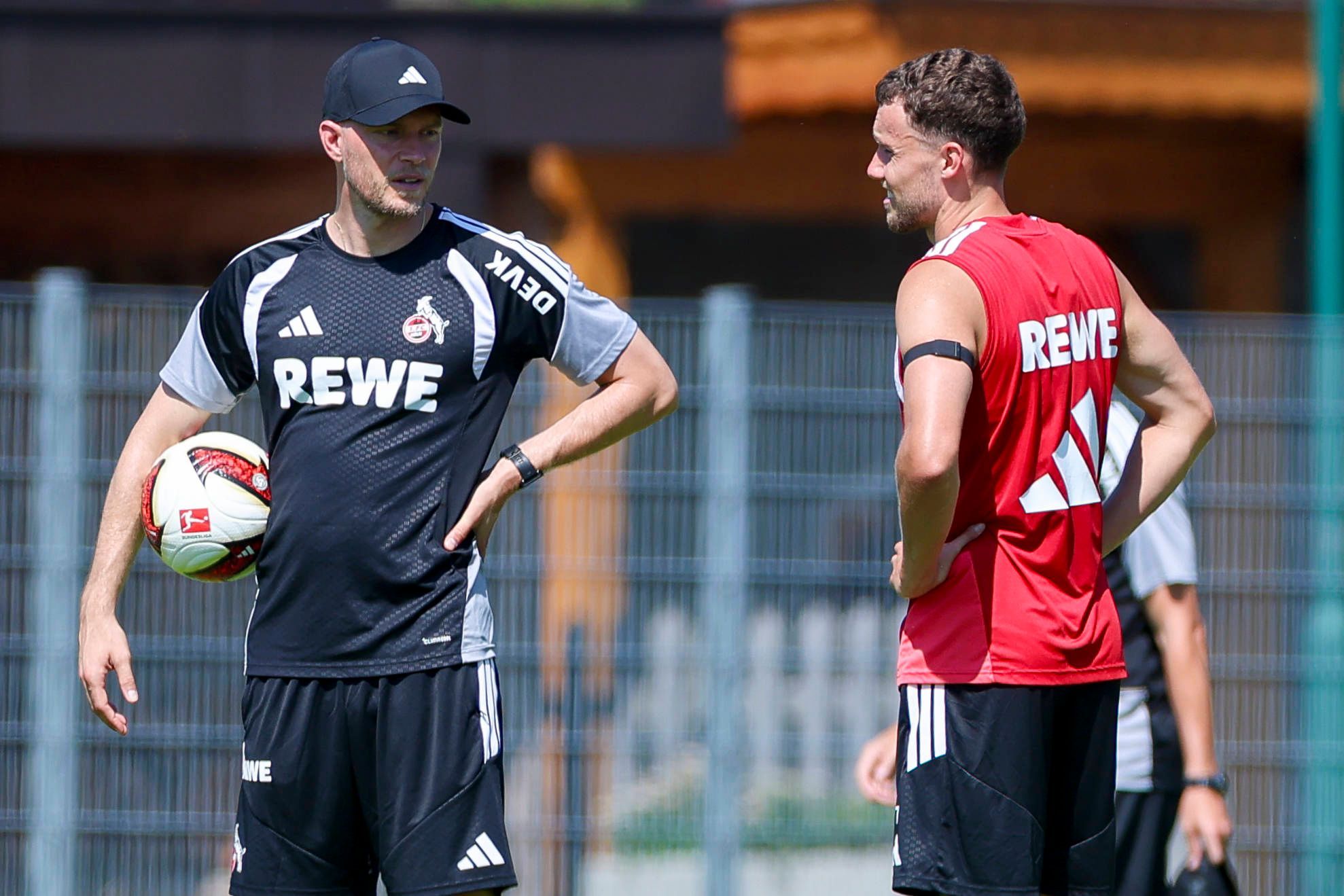 Gespräch auf dem Trainingsplatz zwischen René Wagner und Luca Waldschmidt.