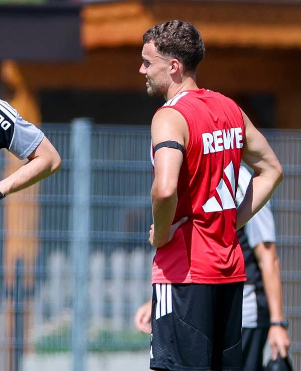 Gespräch auf dem Trainingsplatz zwischen René Wagner und Luca Waldschmidt.
