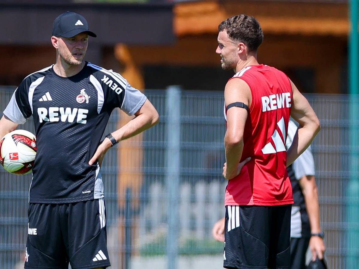 Gespräch auf dem Trainingsplatz zwischen René Wagner und Luca Waldschmidt.