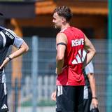 Gespräch auf dem Trainingsplatz zwischen René Wagner und Luca Waldschmidt.