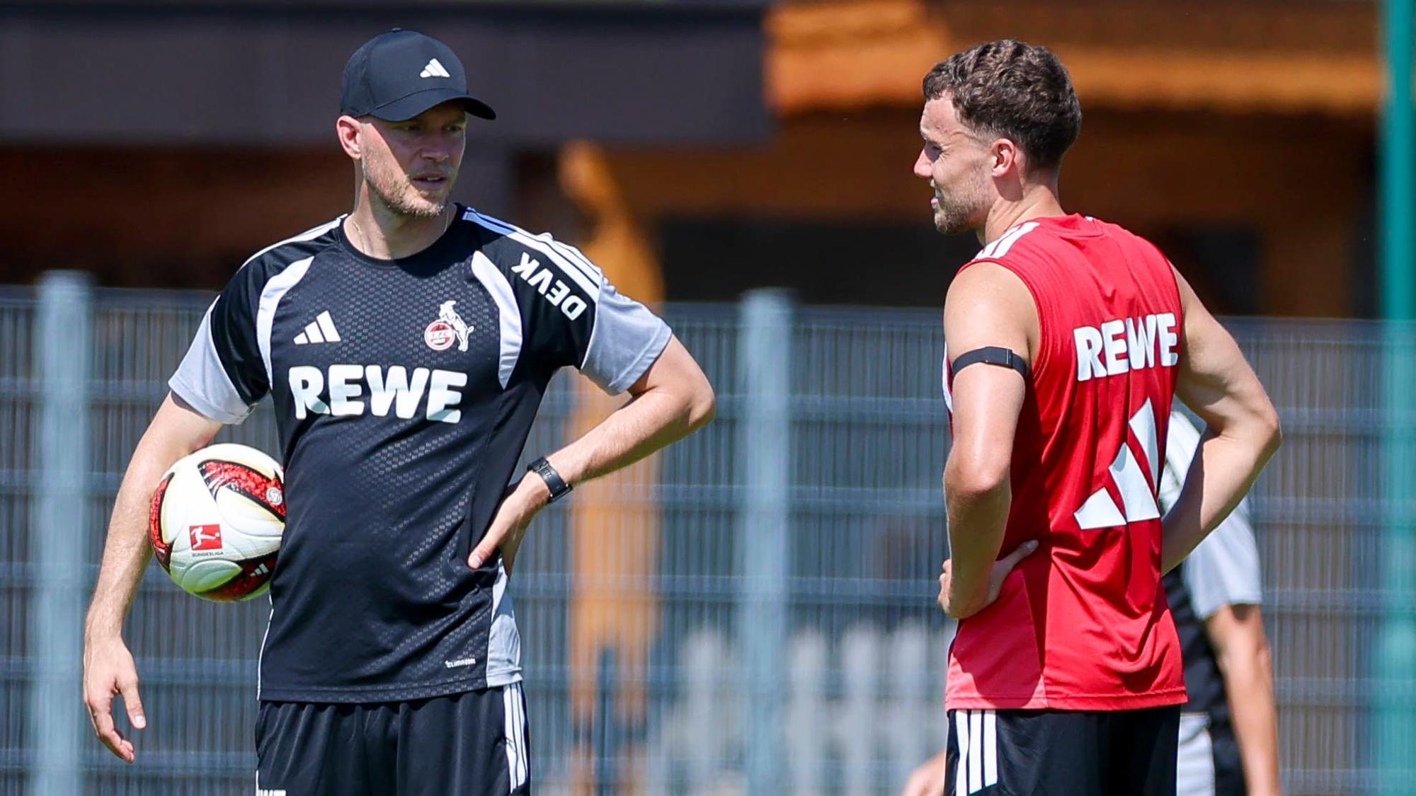 Gespräch auf dem Trainingsplatz zwischen René Wagner und Luca Waldschmidt.