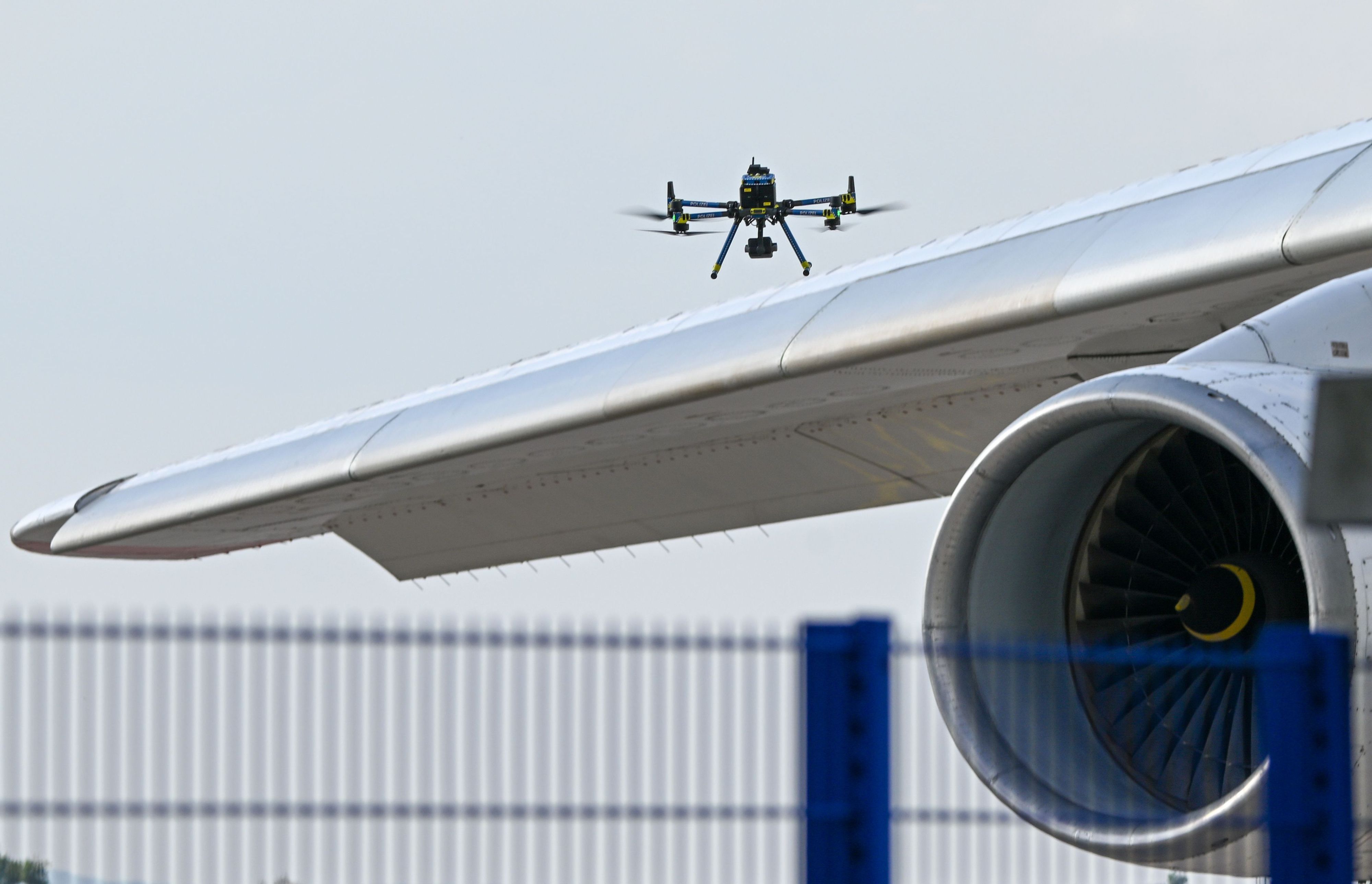 Eine Drohne der Polizei ist über einer Flugzeugtragfläche zu sehen. (Symbolfoto)