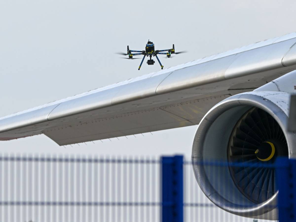 Eine Drohne der Polizei ist über einer Flugzeugtragfläche zu sehen. (Symbolfoto)