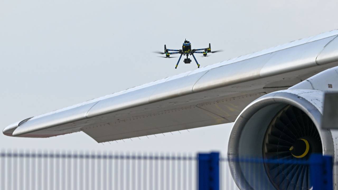 Eine Drohne der Polizei ist über einer Flugzeugtragfläche zu sehen. (Symbolfoto)