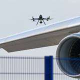 Eine Drohne der Polizei ist über einer Flugzeugtragfläche zu sehen. (Symbolfoto)