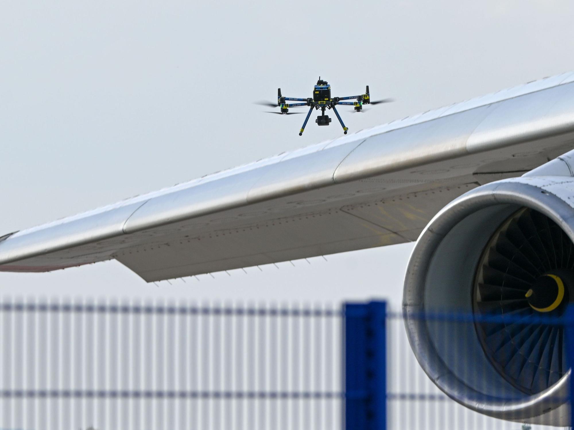 Eine Drohne der Polizei ist über einer Flugzeugtragfläche zu sehen. (Symbolfoto)