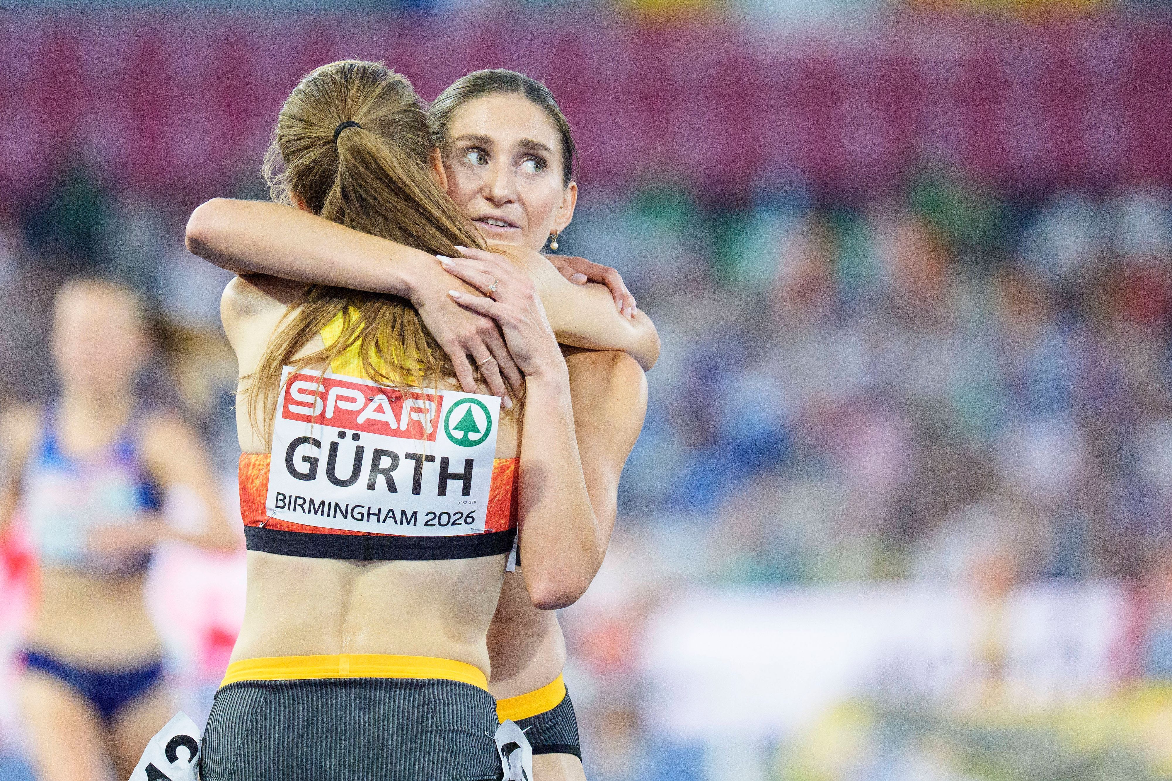 Gesa Krause umarmt Olivia Gürth.