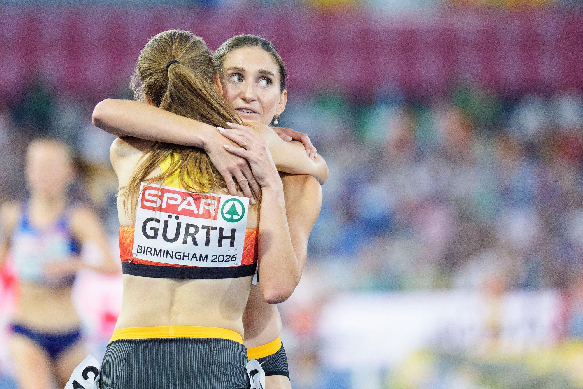 Gesa Krause umarmt Olivia Gürth.
