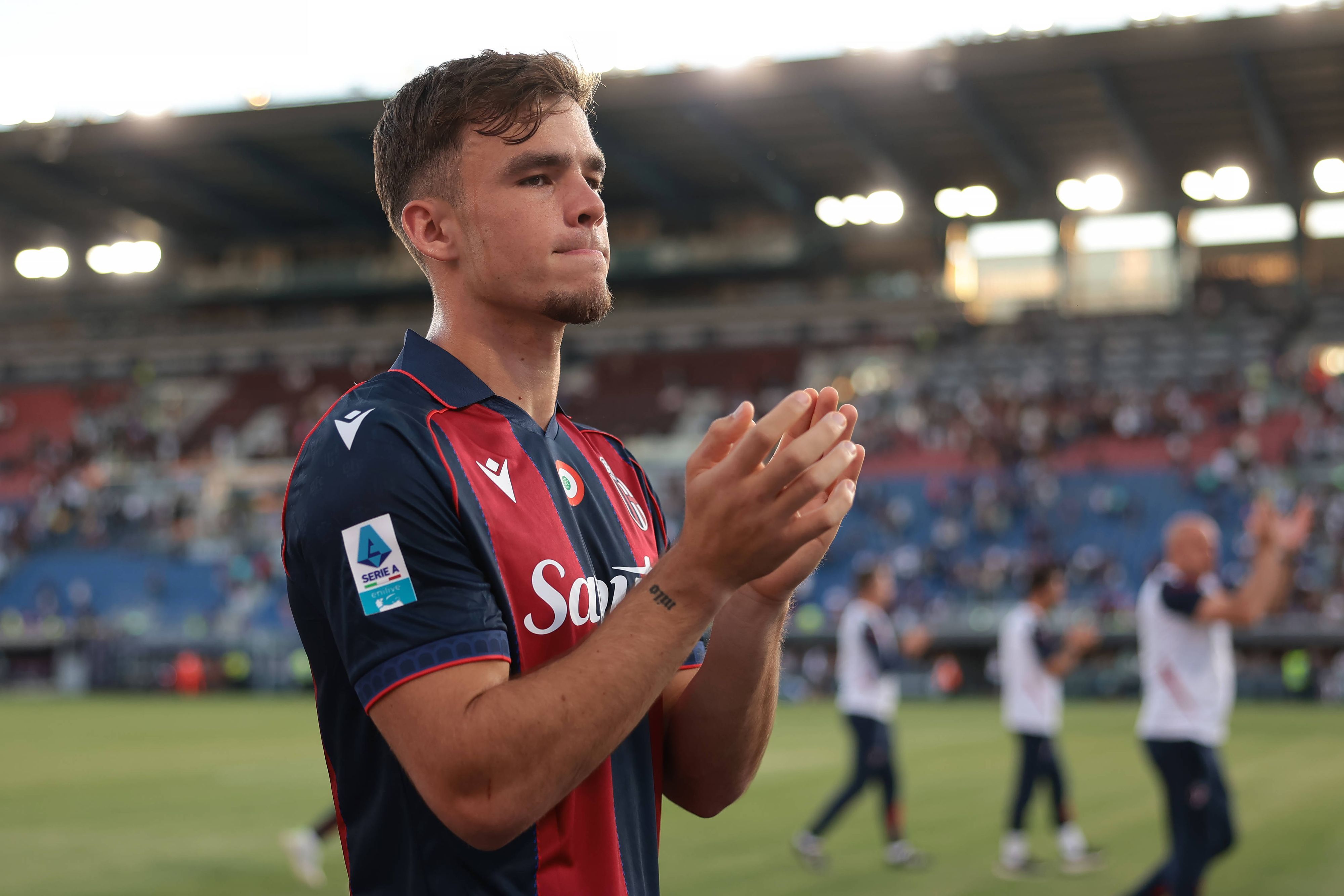 Applaus im Trikot des FC Bologna: Stürmer Thijs Dallinga.
