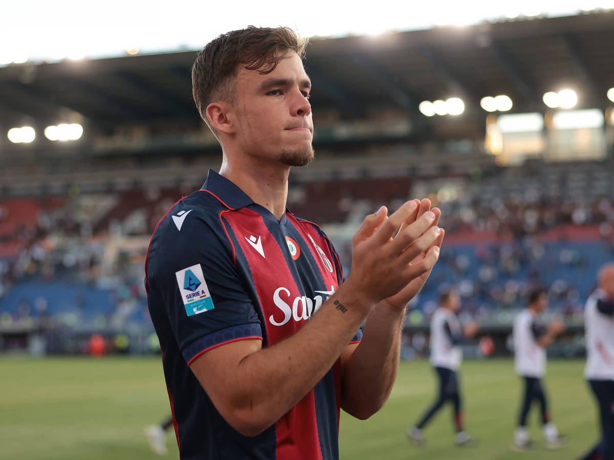 Applaus im Trikot des FC Bologna: Stürmer Thijs Dallinga.